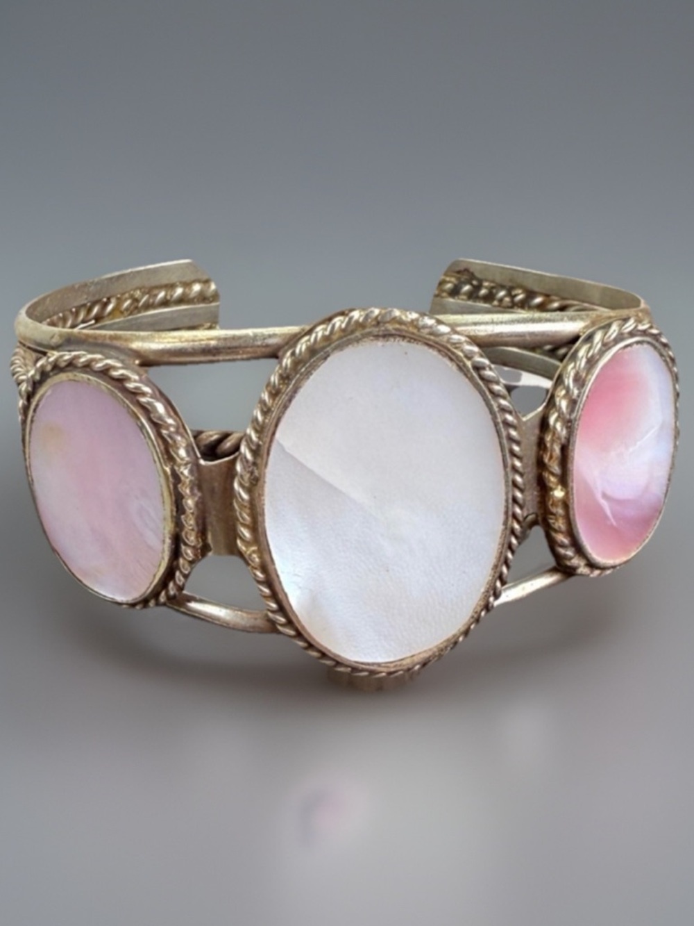 Vintage silvertone oval mother of pearl pink mussel shell cabochon cuff bracelet